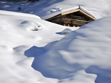 Verschneite Alm in der Kelchsau - Langer Grund